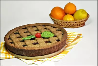 Шоколадный пирог из песочно-орехового теста с курагой и цитрусовыми.