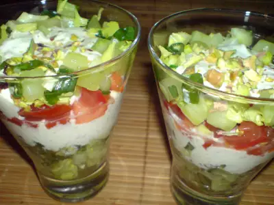 Томатное тирамису  или салат из помидоров,огурца  и фисташкового песто