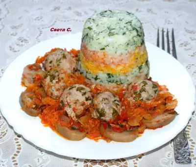 Мясные фрикадельки с овощами и грибами с разноцветным рисом за 25 минут