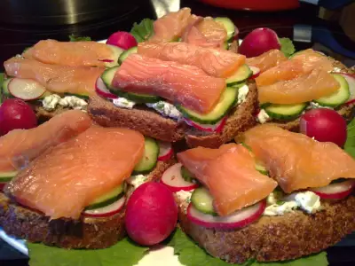 Датский открытый рыбный сэндвич