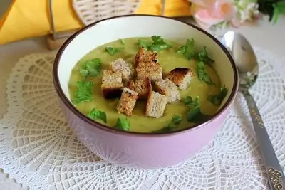 Постный суп-пюре из зеленого гороха с гренками