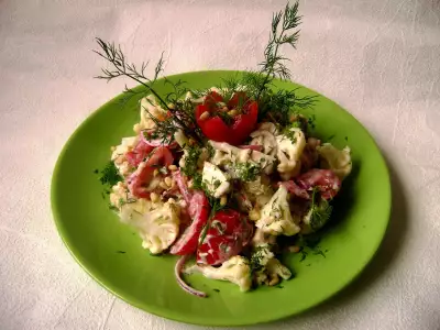 Летний салат из цветной капусты с курицей и пикантной заправкой