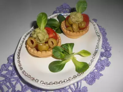 Тарталетки с помидорами оливками и с кремом из авокадо