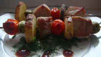 Шашлычки из свинины с картофелем помидорками черри и оливками в соевом соусе