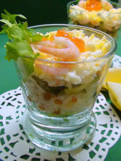 «праздничный» салат с рисом, икрой и креветками.