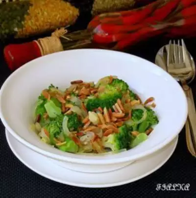 Insalata di broccoli alle mandorle (салат из брокколи с миндалем)