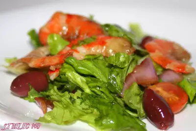 Салат с юга италии с креветками и маринованным луком