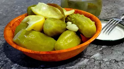 Огурцы, маринованные без уксуса - с водкой, лимоном и мятой