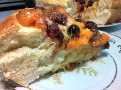 Дрожжевой пирог с ягодно - фруктовой начинкой