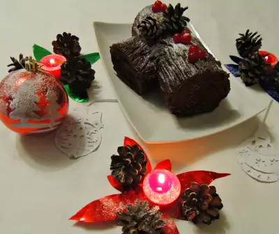 Рождественское полено - шоколадный рулет с нежным творожным кремом