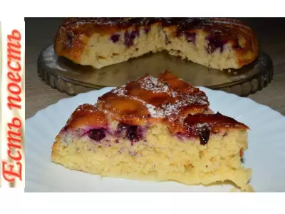 Пирог на сковороде фруктово-ягодный