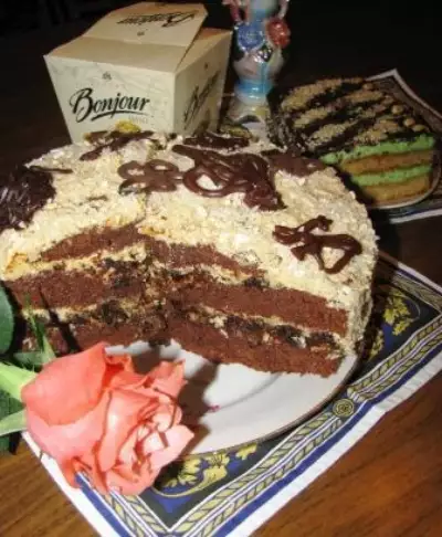 Шоколадно-ореховый торт с прослойкой из чернослива и нотами ликёра моцарт (для дуэли :)