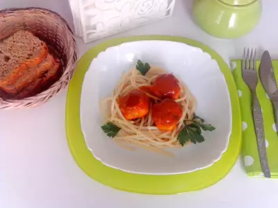 Куриные фрикадельки в ароматном томатном соусе