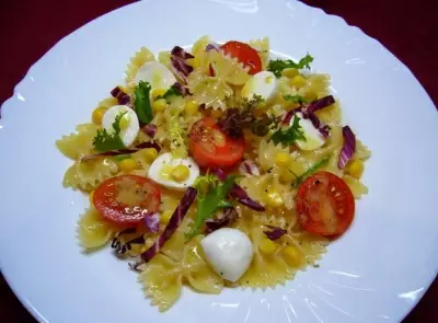 Салат с фарфалле, помидорами черри и сыром моцарелла