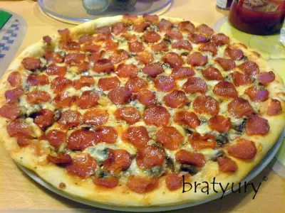 Пицца с грибами сыром mozzarella и колбасой pepperoni
