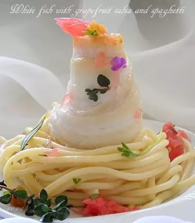 Филе белой рыбы с грейпфрутовой сальсой и спагетти.​