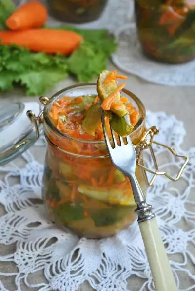 Пикантный салат в корейском стиле из огурцов и моркови на зиму