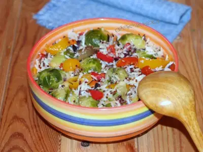Теплый салат с овощами, рисом и киноа