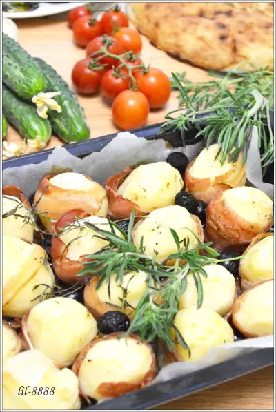 Картофель запеченный в беконе с травами и маслинами.