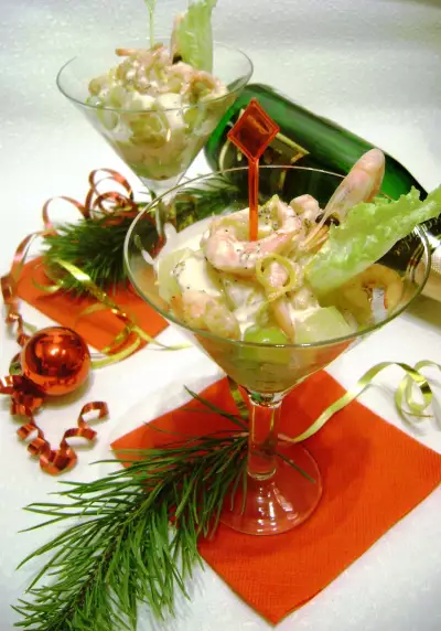 салат-коктейль с креветками «новогодний шик».