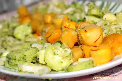 Гребешки с шафраном овощами и мятным соусом