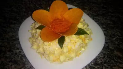 Салат "орхидея" с чипсами и корейской морковкой