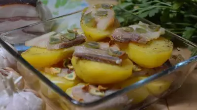 Картошка с салом и чесноком, запеченная в духовке