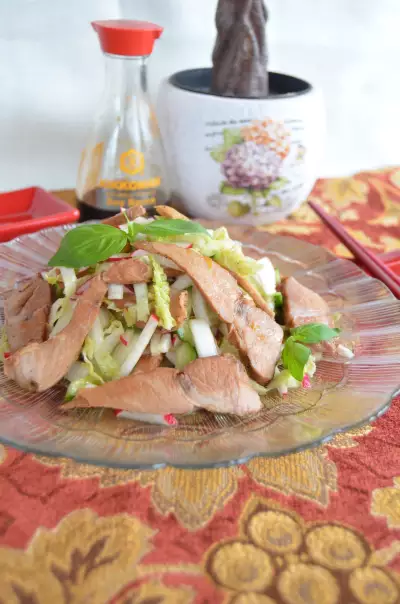 Пикантный салат из запеченной свинины и редиса.