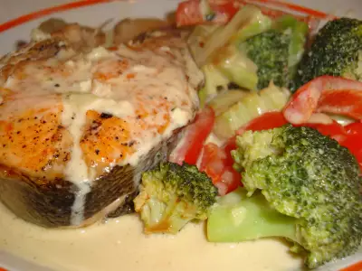 Рыба с овощами в сливочном соусе.супер просто и вкусно!