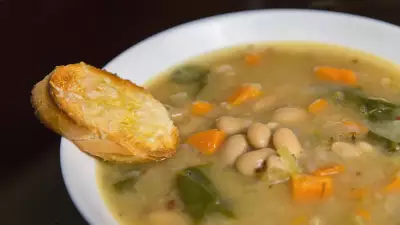 Простой быстрый фасолевый суп