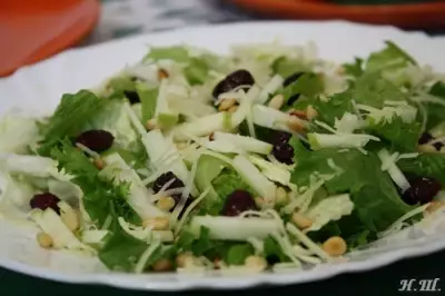 Зелёный салат с сушеной клюквой и кедровыми орешками