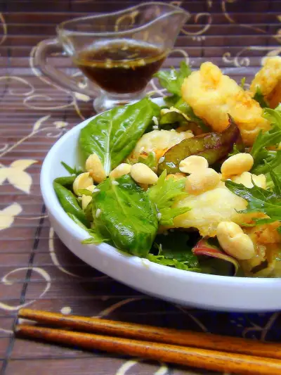 Салат «окинава» с темпурой и кунжутом под рыбным соусом.