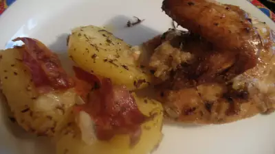 Курочка в гнёздышке курица в чесночном креме с картофелем в лимонном соке