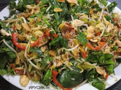 Китайский  салат из  шпината, риса, изюма и шампиньонов