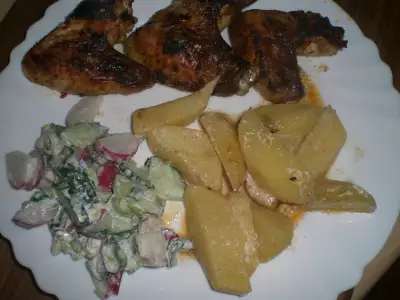 Крылышки с картофелем в сметане салат с редиски и огурца в сметанном соусе