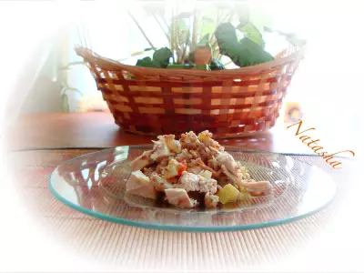 Салат с гречкой,отварной курицей и овощами.