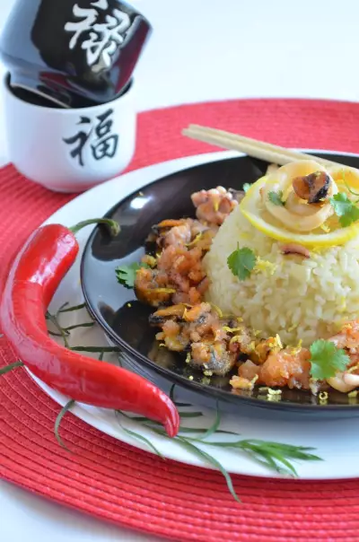 Чесночный рис с морепродуктами фри в тайском стиле