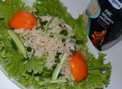 Тайский салат с рисом, креветками и огурцом