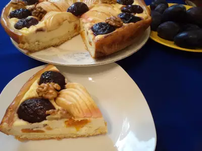 Низкокалорийный творожный пирог  со сливами, яблоками, орехами!.