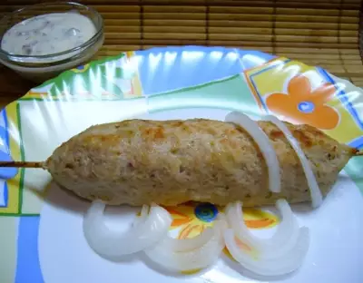 Быстрый «люля-кебаб» с соусом дзадзики и маринованным луком