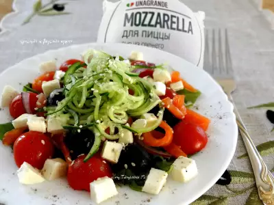 Легкий салат с моцареллой unagrande, овощами и форелью