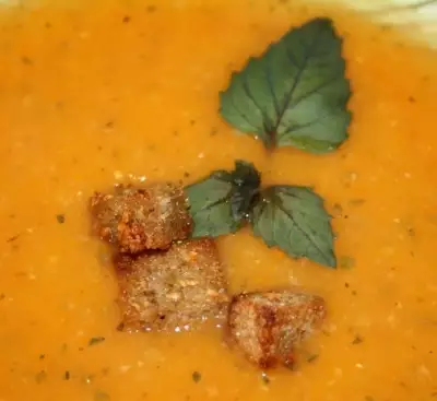Крем суп из кабачка с прованскими травами и чесночными гренками