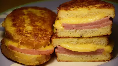 Быстрый завтрак за 10 минут: бутерброды на сковороде с колбасой и сыром!