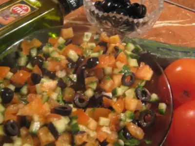 Салат из помидоров,огурцов и маслин с оливковым маслом