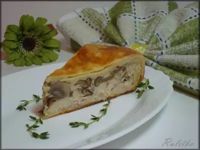 Пирог из слоеного теста с курицей шампиньонами и опятами в сырно сливочном соусе