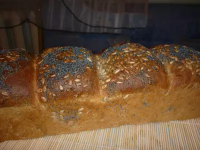 Хлеб с ржаной мукой, семечками и маком