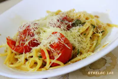 Спагетти с тунцом и теплыми томатами черри