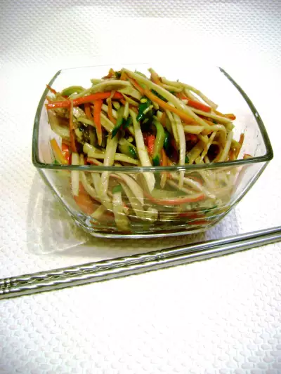 Острый салат с крабовыми палочками и овощами.