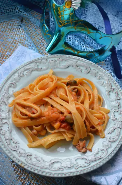 Спагетти с морепродуктами  и помидорами черри