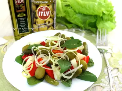 Легкий салат со шпинатом оливками и маринованными огурцами корнишонами